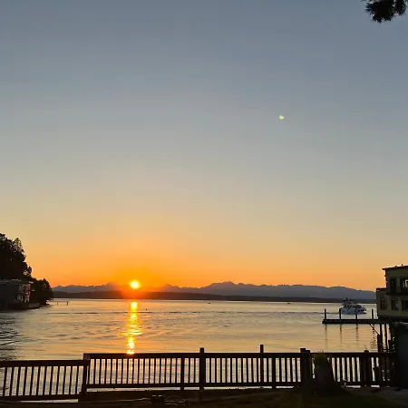 Waterfront Hidden Gem Apartment